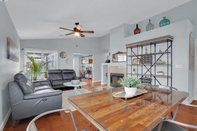 631 Splitrail Ct, Livermore CA: https://media.crmls.org/mediaz/6fec95bd-b98e-41a9-b6bc-2b1e89bb82a1.jpg