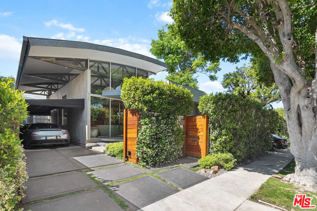 8735 Dorrington Avenue, West Hollywood CA: https://media.crmls.org/mediaz/6fece534-ed28-454f-8182-d73ec14c3591.jpg