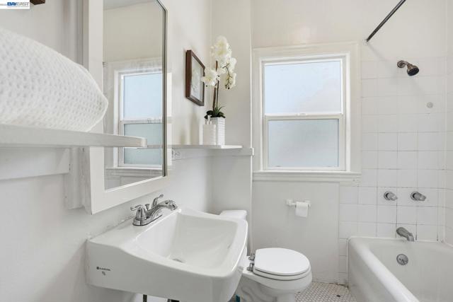 1424 Hampel St, Oakland CA: https://media.crmls.org/mediaz/6fed14d9-27f8-4a1c-8ebb-966157d04214.jpg