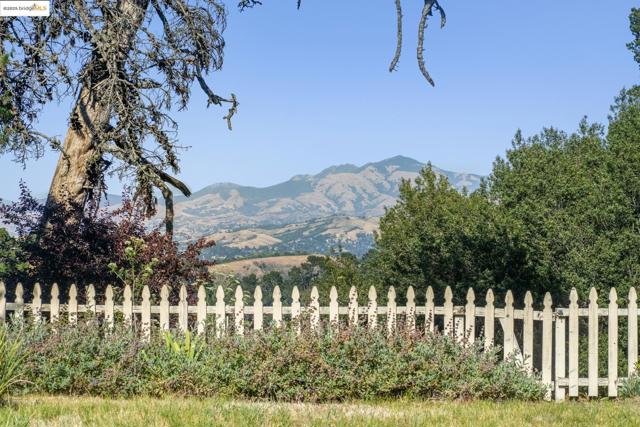 6824 Wilton Dr, Oakland CA: https://media.crmls.org/mediaz/6fee8c99-dbc0-49db-897a-42a31f2df005.jpg