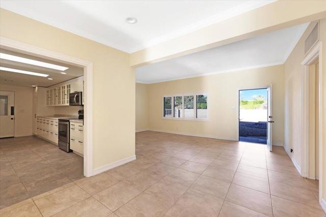 1617 E Paseo El Mirador, Palm Springs CA: https://media.crmls.org/mediaz/6fee92a3-b752-490b-a6f1-5634486af670.jpg