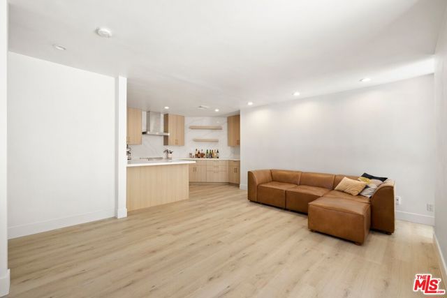 906 N Doheny Drive, West Hollywood CA: https://media.crmls.org/mediaz/6fef25de-07c4-4afe-820d-1f7edccb65bf.jpg