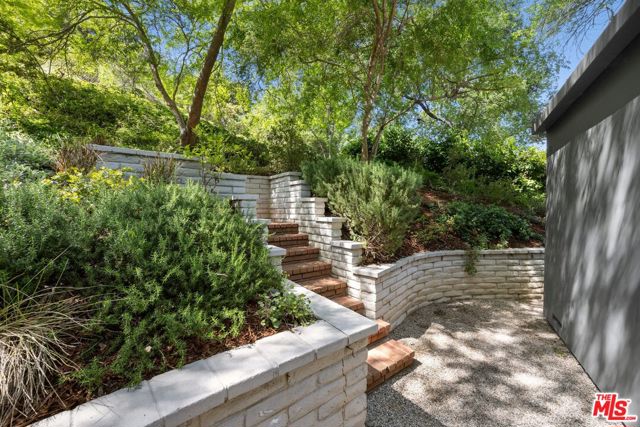 8811 Wonderland Avenue, Los Angeles CA: https://media.crmls.org/mediaz/6ff09952-2a92-4b6f-98f1-c8b2a02d5442.jpg