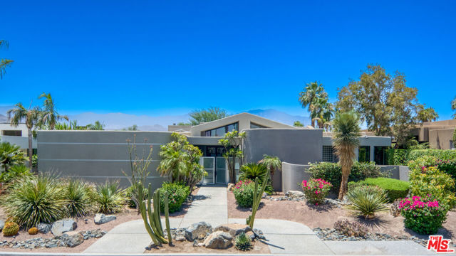 6 Rocky Lane, Rancho Mirage CA: https://media.crmls.org/mediaz/6ff0a64e-c783-43c8-bff5-1134e41d47cb.jpg