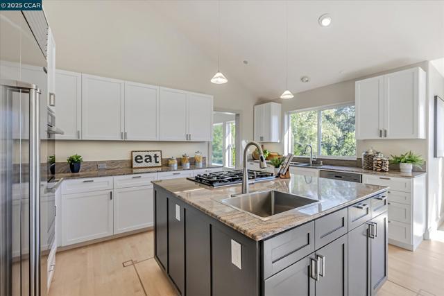 4 Berrybrook Hollow, Orinda CA: https://media.crmls.org/mediaz/6ff1d416-bf55-4fb5-91c2-552d76af5a6e.jpg