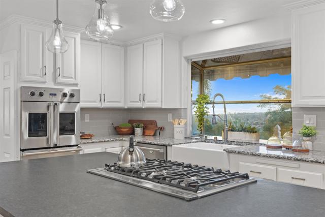 2610 Acuna Ct, Carlsbad CA: https://media.crmls.org/mediaz/6ff25990-249e-437a-b9ff-6a1c74559c4c.jpg