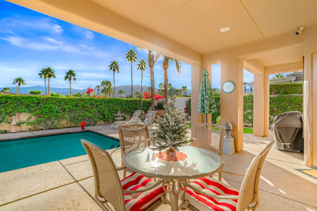 17 Corte Del Sol, Rancho Mirage CA: https://media.crmls.org/mediaz/6ff2bad7-2828-46a3-8976-9cbca1e053a4.jpg