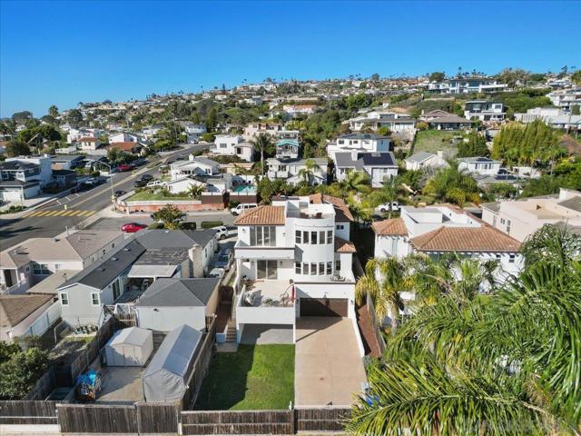 819 Van Nuys St, San Diego CA: https://media.crmls.org/mediaz/6ff2db41-bb31-4859-beab-e3631a407849.jpg