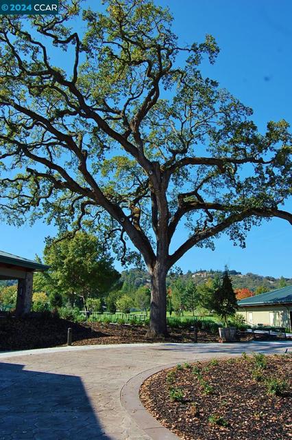 2748 Tice Creek Dr, Walnut Creek CA: https://media.crmls.org/mediaz/6ff3027c-2a50-49f4-8aea-a615b0dcdc53.jpg