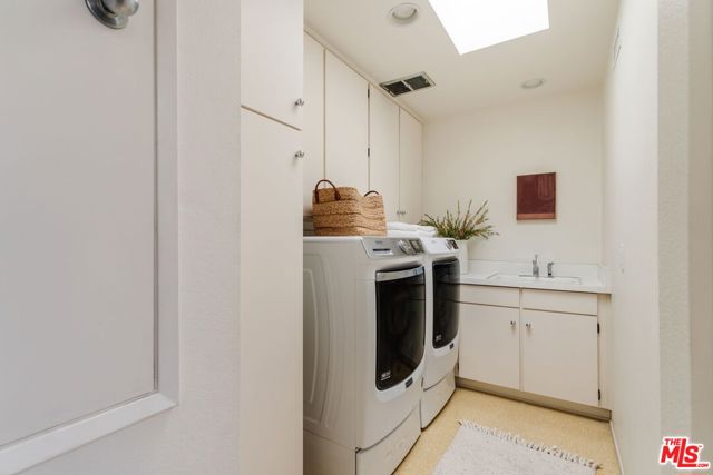 2227 Century Hill, Los Angeles CA: https://media.crmls.org/mediaz/6ff3b23c-06e8-4f2f-bd18-0df9ddbadac0.jpg