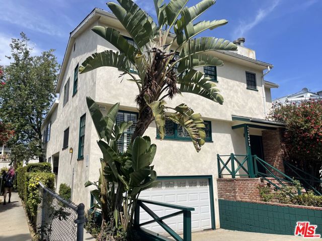 1131 17th Street, Santa Monica CA: https://media.crmls.org/mediaz/6ff3ec9c-573a-4fc7-976c-92f32173973a.jpg