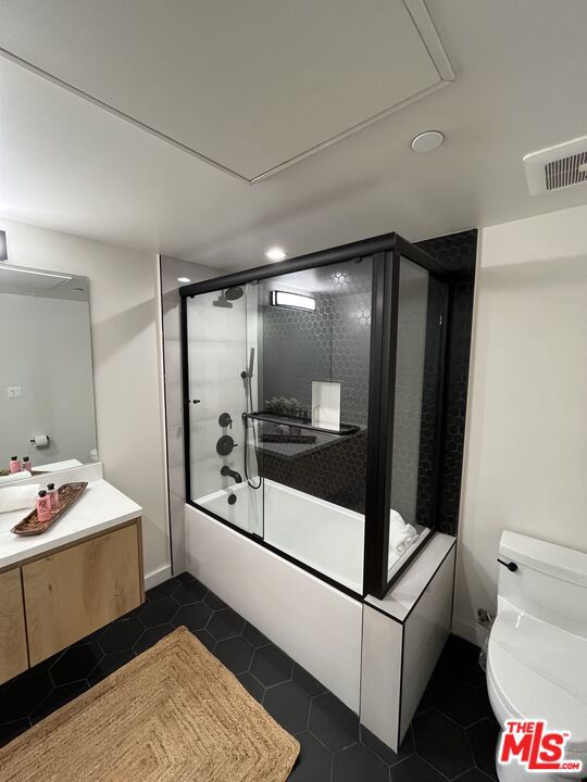 124 S Croft Avenue, Los Angeles CA: https://media.crmls.org/mediaz/6ff44c10-3d7c-4f5e-bcc4-f838cf2509f5.jpg