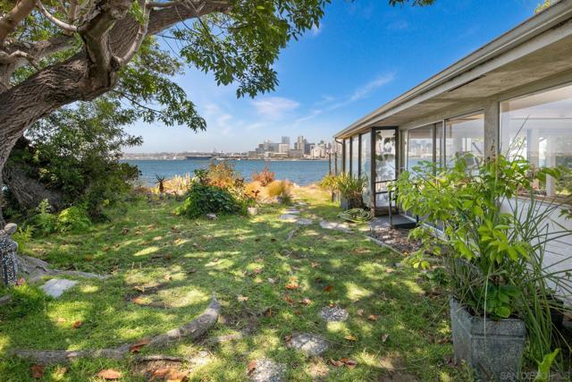 515 1st St, Coronado CA: https://media.crmls.org/mediaz/6ff56263-5e4b-4dc6-b103-ea76ea5f693d.jpg
