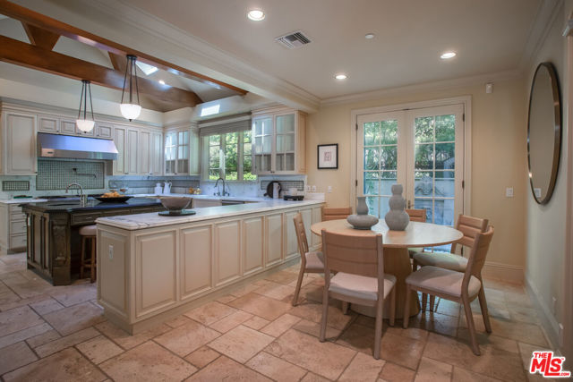 1154 Summit Drive, Beverly Hills CA: https://media.crmls.org/mediaz/6ff7b853-9692-4fd4-9333-09bf5cb37ef8.jpg