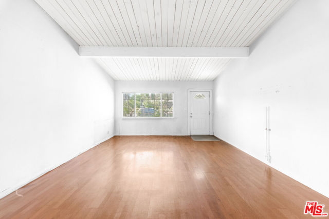 22027 Viscanio Road, Woodland Hills CA: https://media.crmls.org/mediaz/6ff91842-40d3-4330-9ffa-bde8eb2f208a.jpg