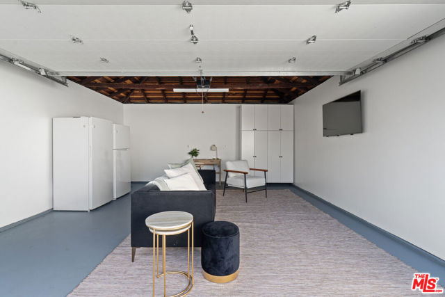 6129 W 76th Street, Los Angeles CA: https://media.crmls.org/mediaz/6ffaa279-67d2-459a-a2ac-9c3acb659c60.jpg