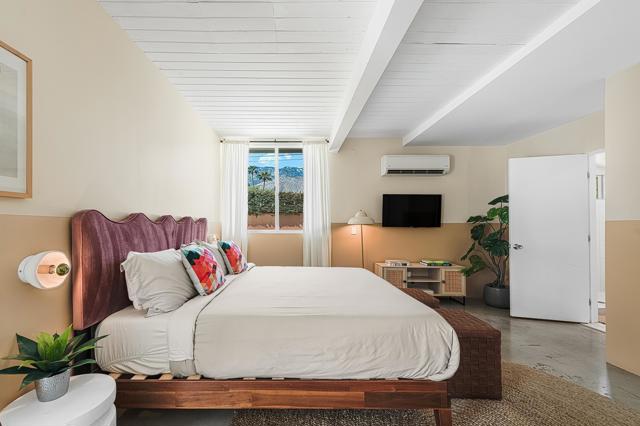 633 S Canon Drive, Palm Springs CA: https://media.crmls.org/mediaz/6ffb4946-dbd6-485f-8c84-d429efd3d3a3.jpg