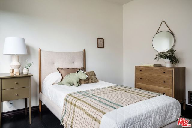 4189 Holly Knoll Drive, Los Angeles CA: https://media.crmls.org/mediaz/6ffb99e5-8a20-48bf-a8c8-90ce22c9f3b2.jpg