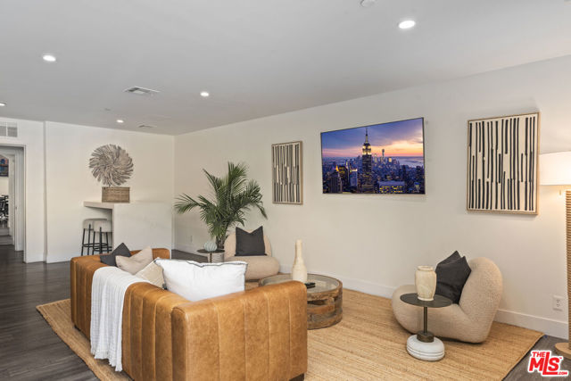 725 N Alfred Street, Los Angeles CA: https://media.crmls.org/mediaz/6ffc909e-3598-41c4-bf29-e9f7ad3d87f9.jpg