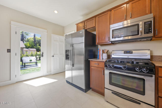 975 N Mentor Avenue, Pasadena CA: https://media.crmls.org/mediaz/6ffcc3c9-4500-4af2-87d1-b5fed163d650.jpg