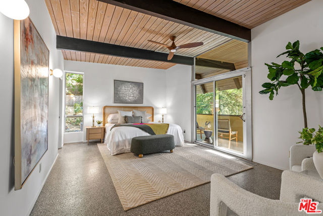 4944 Hood Drive, Woodland Hills CA: https://media.crmls.org/mediaz/6ffd1f77-946b-4c94-8730-de1c0c0dc109.jpg