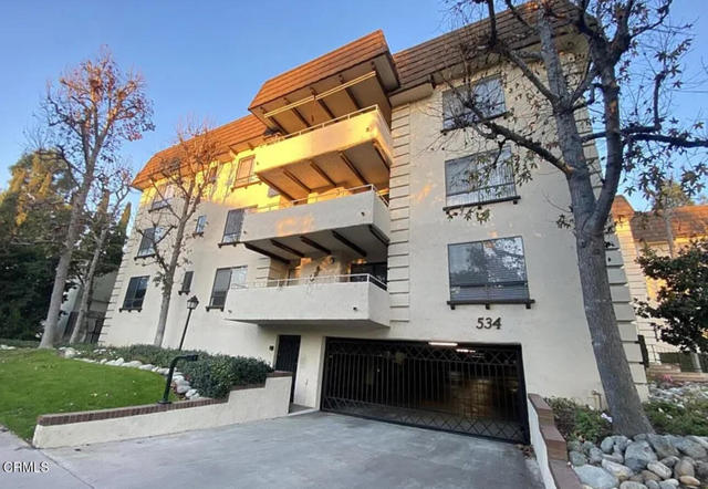 534 S S Oak Knoll Avenue, Pasadena CA: https://media.crmls.org/mediaz/6ffdfb5d-8e8a-4cfb-9266-30956d7a621a.jpg