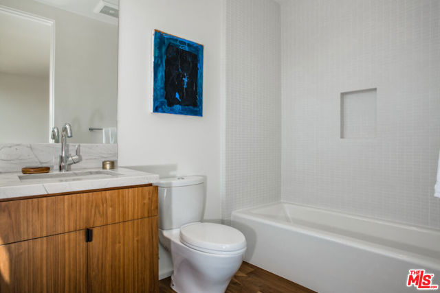 848 Milwood Avenue, Venice CA: https://media.crmls.org/mediaz/6ffee381-2e50-4f89-bc1e-8e6aee005b5f.jpg