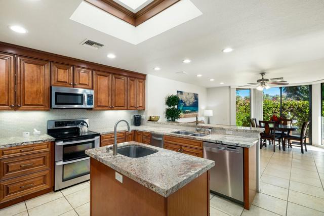 6 Stanford Drive, Rancho Mirage CA: https://media.crmls.org/mediaz/6ffff9ef-7d0c-48c6-90f4-1410d2b24bde.jpg