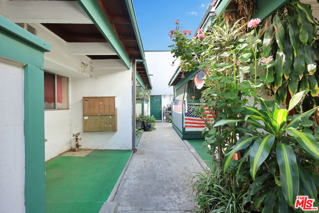 500 S 6th Street, Montebello CA: https://media.crmls.org/mediaz/700083cd-550b-47c3-a829-6e17bc6cfb65.jpg