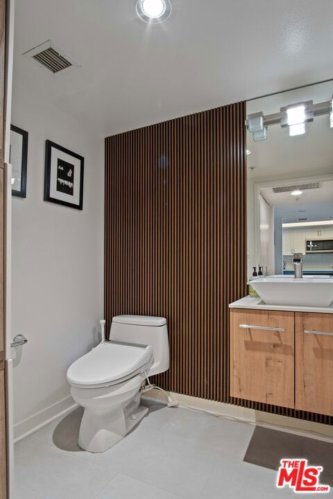 13700 Marina Pointe Drive, Marina del Rey CA: https://media.crmls.org/mediaz/70020f39-7e44-4a18-8f26-1bbce3a7837e.jpg