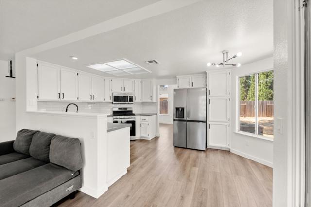 6431 Canyon Creek Way, Elk Grove CA: https://media.crmls.org/mediaz/7002b207-5056-401b-9901-95f876245209.jpg