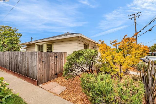 1811 3rd St, Alameda CA: https://media.crmls.org/mediaz/7002c15e-98fb-49cb-bd36-66f36ef1ec57.jpg