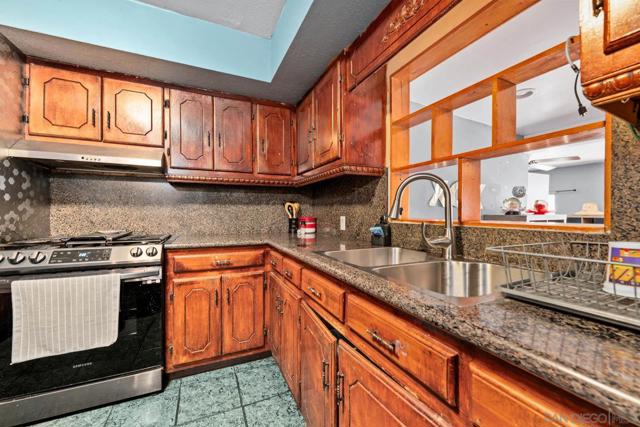 124 E View St, Fallbrook CA: https://media.crmls.org/mediaz/70034b9d-3491-449d-851e-be29567f4e93.jpg