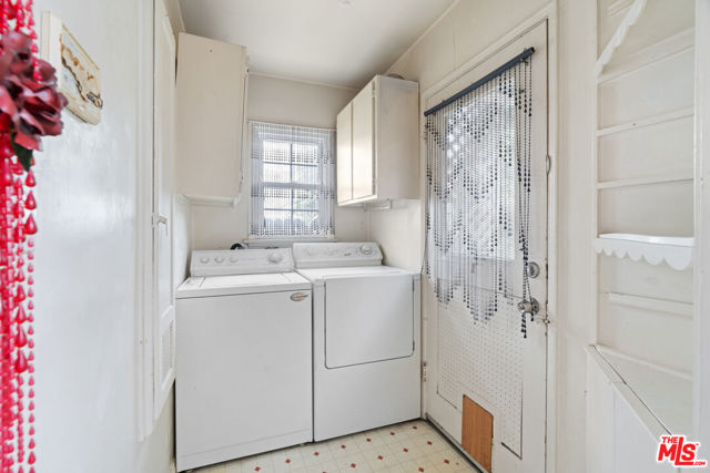 420 Venice Way, Los Angeles CA: https://media.crmls.org/mediaz/70042163-ab50-492d-9a03-b87379c59ac5.jpg