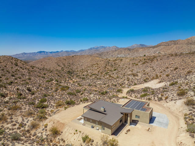7852 Pinon Drive, Yucca Valley CA: https://media.crmls.org/mediaz/7004e0d6-c455-4aa7-8a5a-234e0b3870c8.jpg