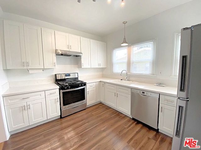 25 Falcon Avenue, Long Beach CA: https://media.crmls.org/mediaz/7005403b-e878-4f1b-88f1-82f102c198f2.jpg