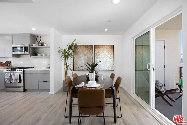 945 N Oxford Avenue, Los Angeles CA: https://media.crmls.org/mediaz/70055cb3-a3aa-4ff0-8b80-4c12f45bab23.jpg