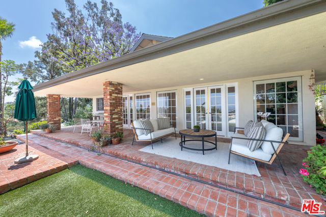 16331 Tudor Drive, Encino CA: https://media.crmls.org/mediaz/70079cd5-4f3d-4af4-abb2-2e7caaccc6b8.jpg
