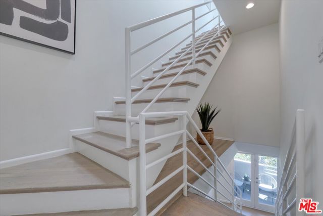 833 17th Street, Santa Monica CA: https://media.crmls.org/mediaz/7008665b-fc09-41a5-b1ec-112b170b1d79.jpg