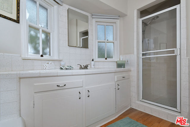 15213 Del Gado Drive, Sherman Oaks CA: https://media.crmls.org/mediaz/7008bd88-2258-4d30-b655-6dc054bacabc.jpg