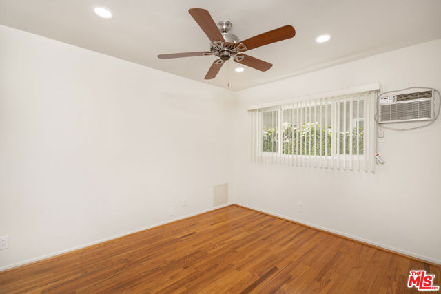 256 S Doheny Drive, Beverly Hills CA: https://media.crmls.org/mediaz/7008f7e2-8d81-4b19-9010-f172cc4b0c5e.jpg