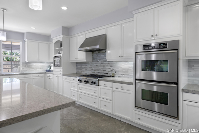 2832 Echo Ridge CT, Chula Vista CA: https://media.crmls.org/mediaz/7009889a-0361-4457-a684-4396a6e92232.jpg