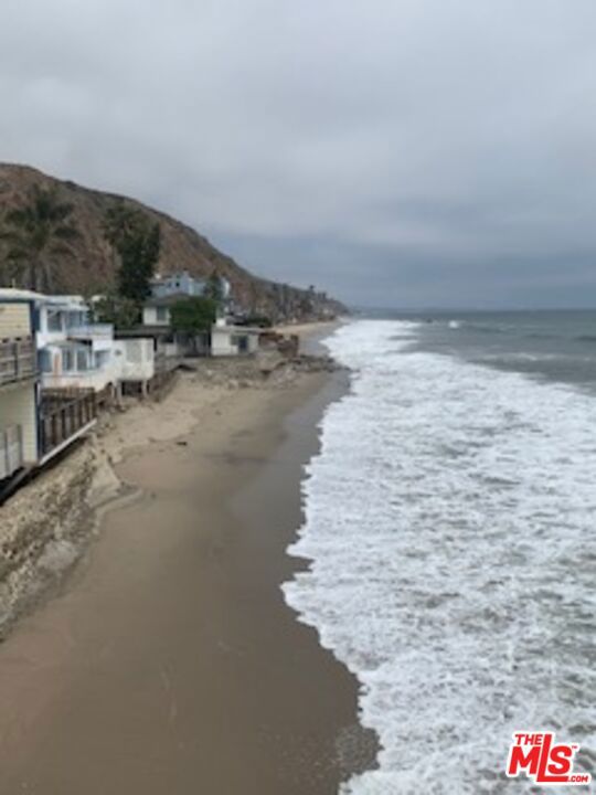 21062 Pacific Coast Highway, Malibu CA: https://media.crmls.org/mediaz/700a1b22-b40e-4bdc-86d3-7fd2c4c7042d.jpg