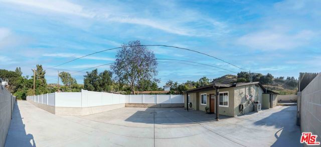 9701 Wheatland Avenue, Sunland CA: https://media.crmls.org/mediaz/700ad15f-794f-4ea4-b5c5-40aedba89f7f.jpg