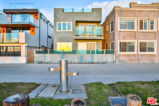 2207 Ocean Front Walk, Venice CA: https://media.crmls.org/mediaz/700ae45a-54ed-447b-b9c6-698922785ef5.jpg