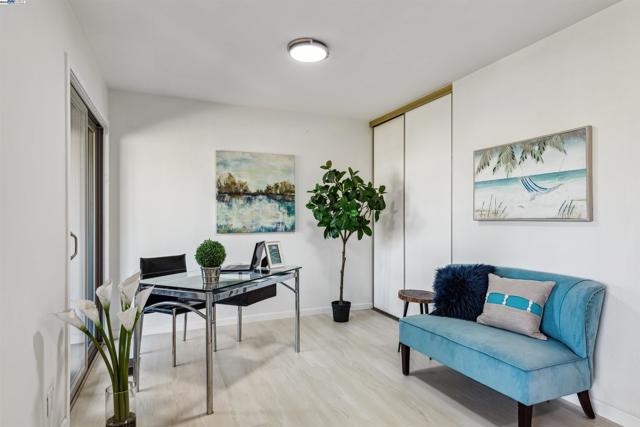 1026 Trellis Ln, Alameda CA: https://media.crmls.org/mediaz/700b7bd6-fbd3-44a3-ae14-d0222ce12bde.jpg