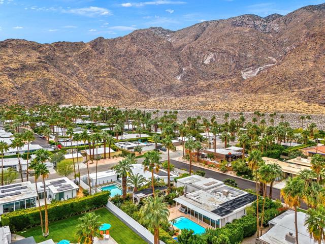 968 N Fairview Circle, Palm Springs CA: https://media.crmls.org/mediaz/700bcb98-53bb-4266-9466-ca9704a7eecd.jpg