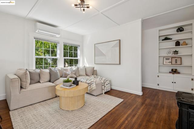 1642 10Th St, Berkeley CA: https://media.crmls.org/mediaz/700e105e-2a83-484b-be7c-eb482cdbe292.jpg