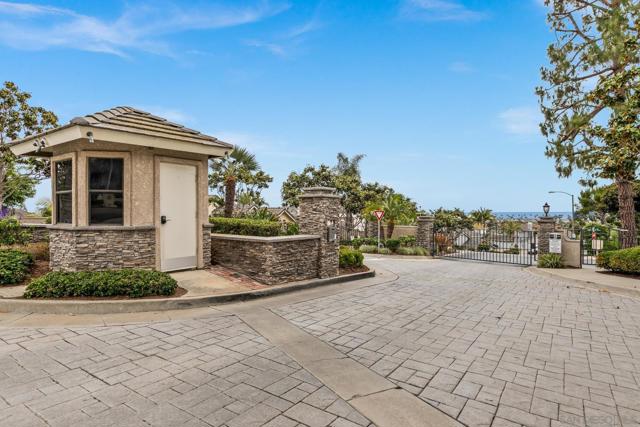 802 Spindrift Ln, Carlsbad CA: https://media.crmls.org/mediaz/700e9983-1bc2-4a1d-aa3a-c83b60e0adce.jpg