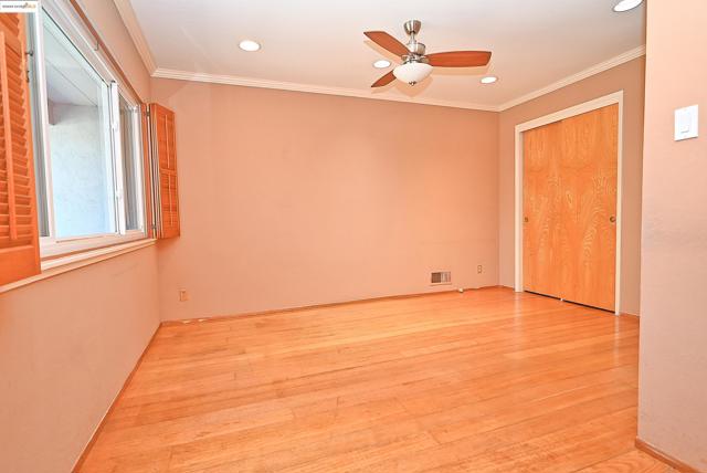 44 Oak Hill Cir, Oakland CA: https://media.crmls.org/mediaz/700ea20a-dacb-4973-a8f5-e51232d69d13.jpg
